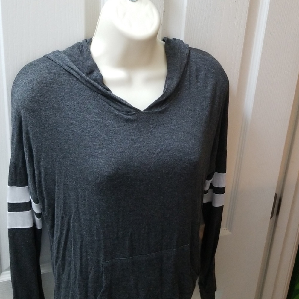 Hooded gray long-sleeve shirt with front pocket, M
